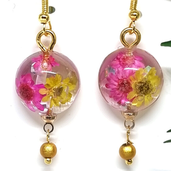 Øreringer av epoxy, dekorert med tørkede blomster og noe glitter. Klar med gull glassperle. - Bilde 2